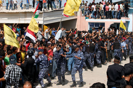 Policemen try to hold back the crowd as the convoy of Palestinian Prime Minister Rami Hamdallah arrives to take control of Gaza from the Islamist Hamas group, in the northern Gaza Strip October 2, 2017. REUTERS/Suhaib Salem