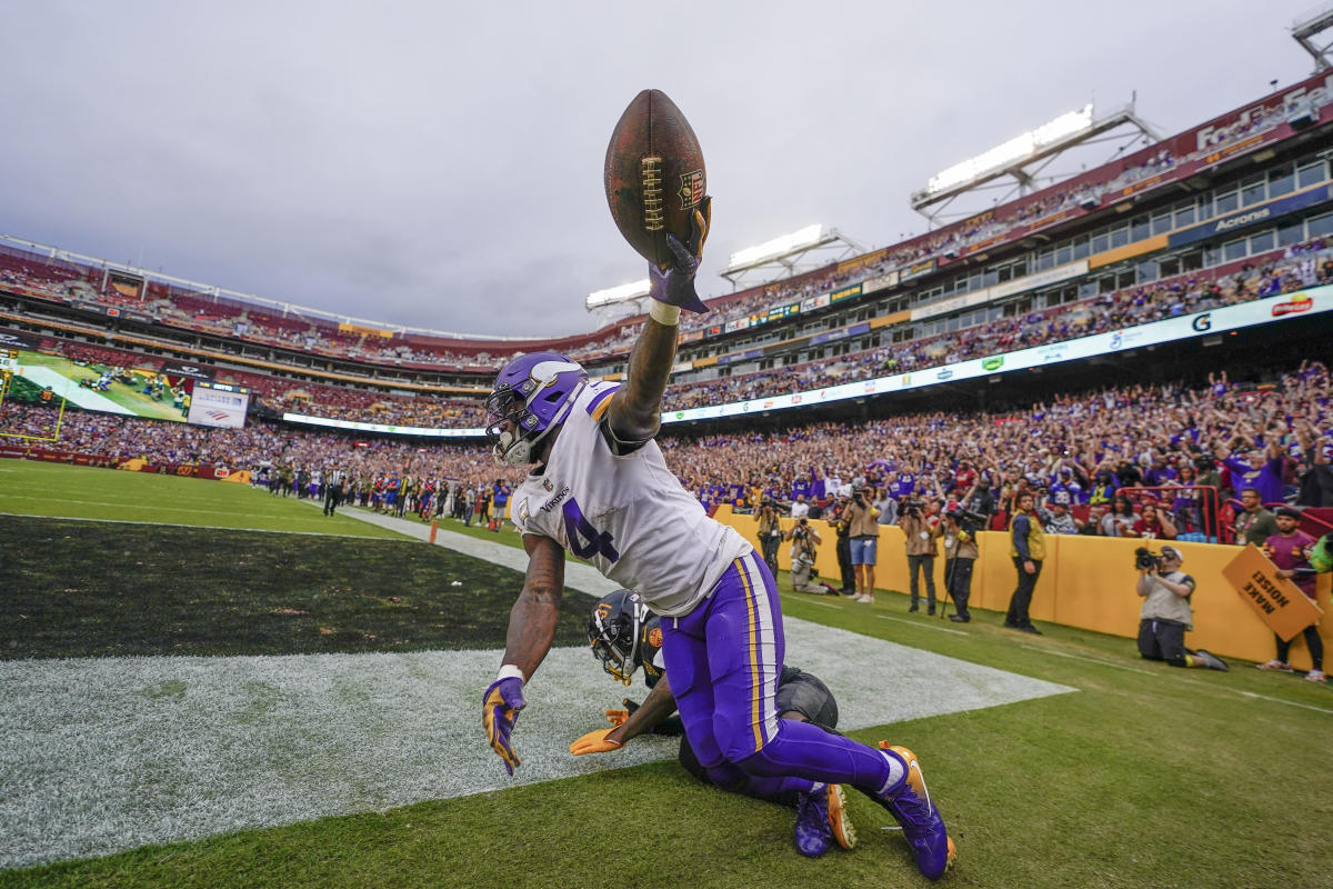 Official Blocks Vikings Defender on Commanders' Long TD Pass (Video) -  Sports Illustrated