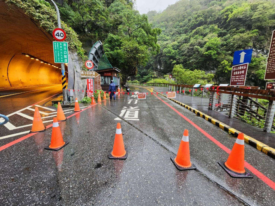 受東北季風及颱風奈格外圍環流共伴影響，太魯閣國家公園內的燕子口步道實施預警性封閉，封閉期間自今天起至11月1日止。（太魯閣國家公園管理處提供）