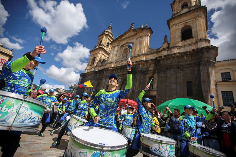 Manifestantes participan en la tercera huelga nacional convocada por sindicatos, estudiantes y organizaciones sociales contra las políticas económicas y sociales del presidente Iván Duque en Bogotá