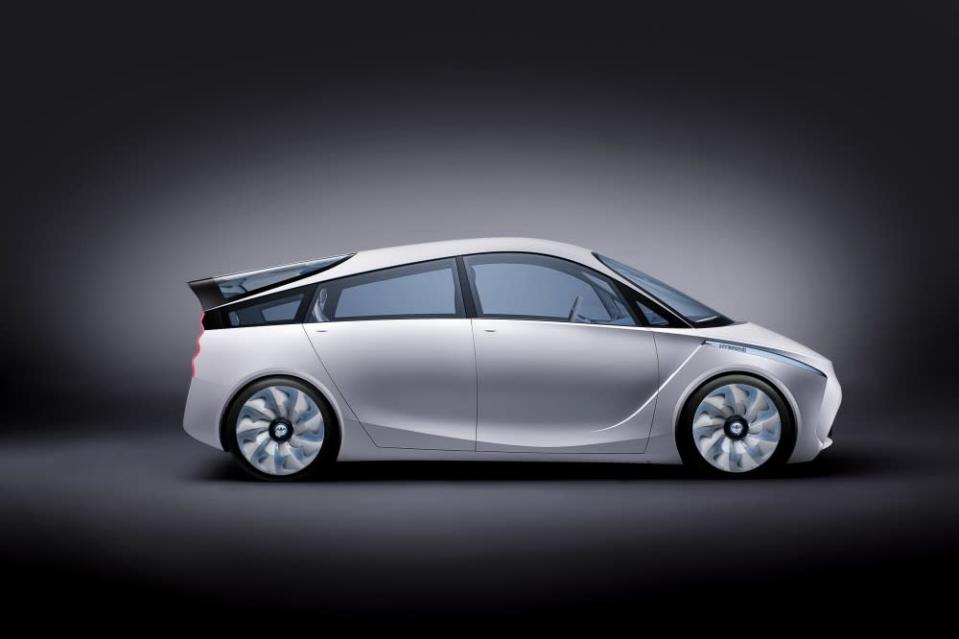 In fact, because the hybrid powertrain is heavier than the three-cylinder 1.0-litre engine (weighing about 60kg), the combined mass of the bodyshell, interior trim, chassis and electronics had to be reduced by around 340kg – one third of Yaris’s weight – to achieve the target.