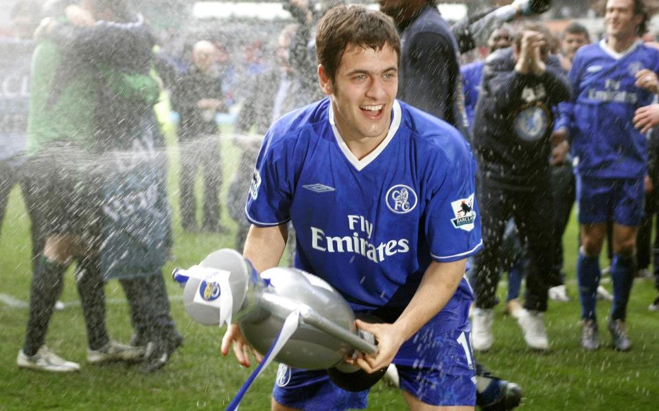 Chelsea's Joe Cole celebrates after the English Premier League soccer match against Bolton Wanderers at the Reebok Stadium...Chelsea's Joe Cole celebrates after the English Premier League soccer match against Bolton Wanderers at the Reebok Stadium April 30, 200 - Ian Hodgson/Reuters