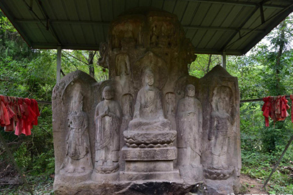 Shifeihe Buddha statues in Sichuan, China.  (via Weibo)