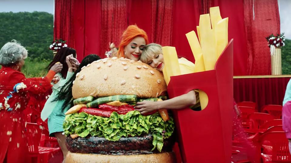 Sí, son Katy Perry y Taylor Swift dándose un abrazo disfrazadas de hamburguesa y patatas fritas. De esta original forma han enterrado definitivamente el hacha de guerra en el nuevo videoclip de la última, ‘You Need To Calm Down’, que se ha estrenado este 17 de junio. (Foto: Youtube / <a href="http://www.youtube.com/watch?v=Dkk9gvTmCXY" rel="nofollow noopener" target="_blank" data-ylk="slk:Taylor Swift;elm:context_link;itc:0;sec:content-canvas" class="link ">Taylor Swift</a>).