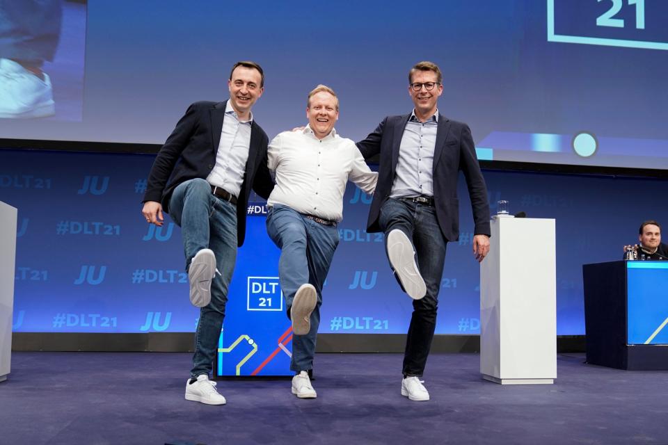 Beim Deutschlandtag der Jungen Union (JU) schenkte JU-Chef Tilman Kuban CDU-Generalsekretär Paul Ziemiak und Markus Blume, CSU-Generalsekretär, weiße Sneaker.