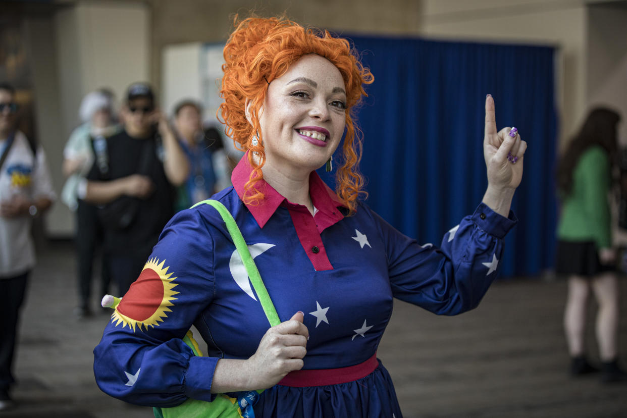 The Magic School Bus Miss Frizzle cosplayer.