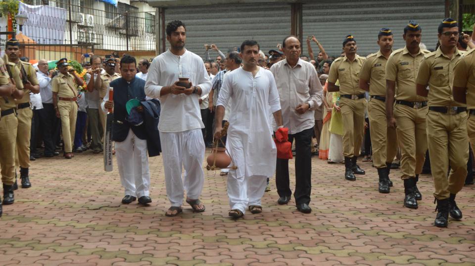 <p>Cricketers and family members pay their last respects to former Indian captain Ajit Wadekar, who passed away after a prolonged illness in Mumbai. </p>