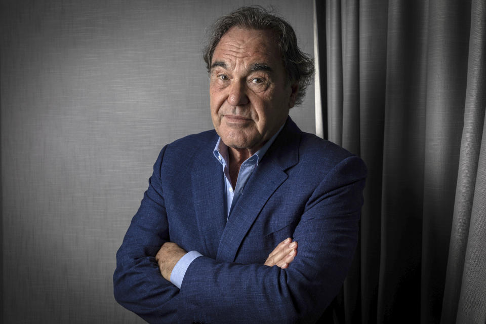 Oliver Stone posa con motivo del estreno de "JFK Revisited: Through the Looking Glass" en el Festival de Cine de Cannes, en el sur de Francia, el domingo 11 de julio de 2021. (Foto por Vianney Le Caer/Invision/AP)