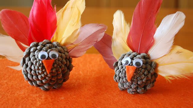 pinecone turkeys easy thanksgiving crafts for kids