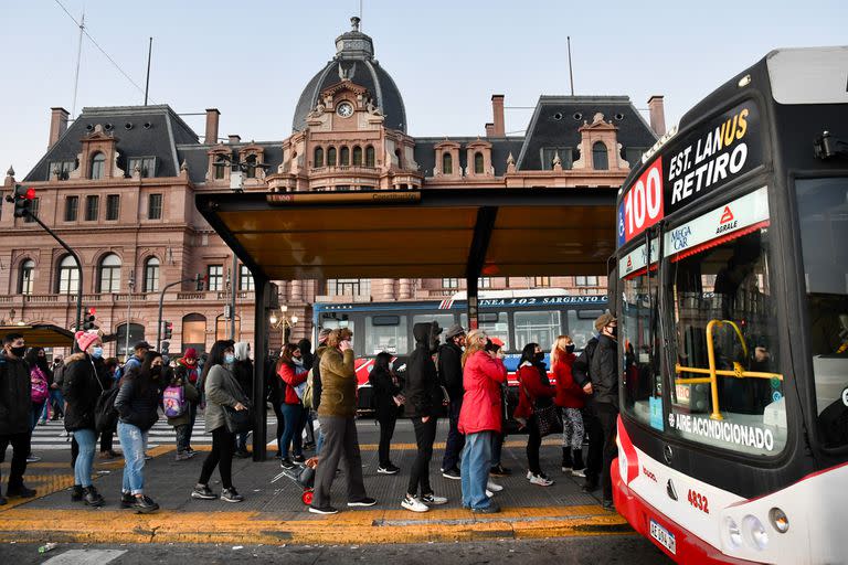 El Gobierno decretó un aumento del 40% en el transporte público que circula entre la Ciudad de Buenos Aires y el conurbano; el boleto mínimo pasó de $18 a $25,20
