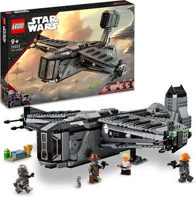 Let them build the Starship from Star Wars out of Lego and save 31%