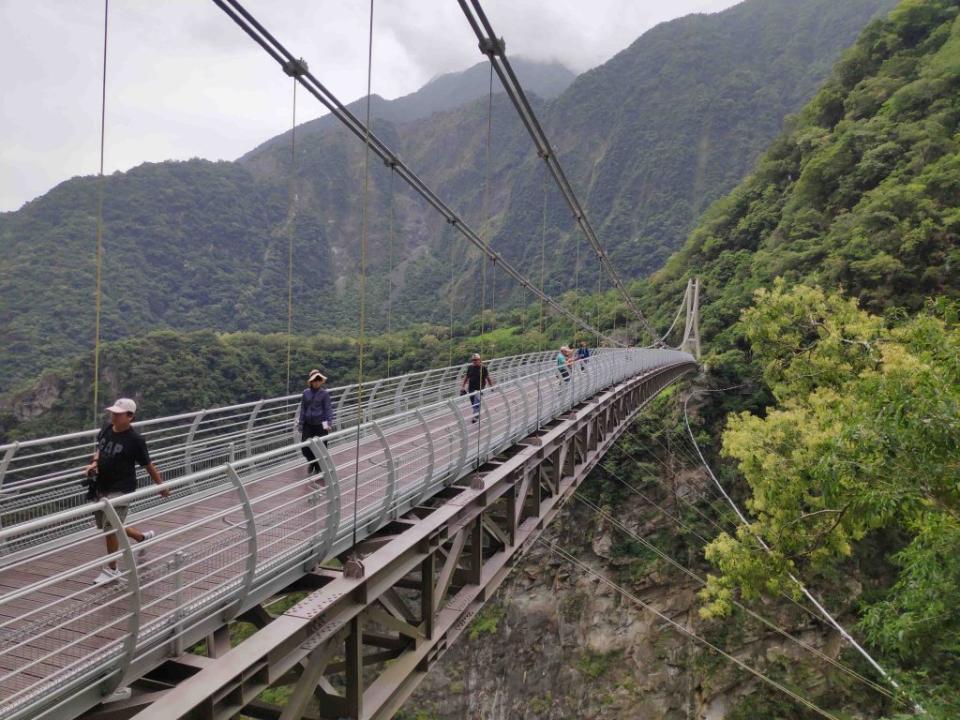 布洛灣山月吊橋春節期間(農曆正月初二至初四)將改採免預約現場排隊參訪。(記者林有清攝)