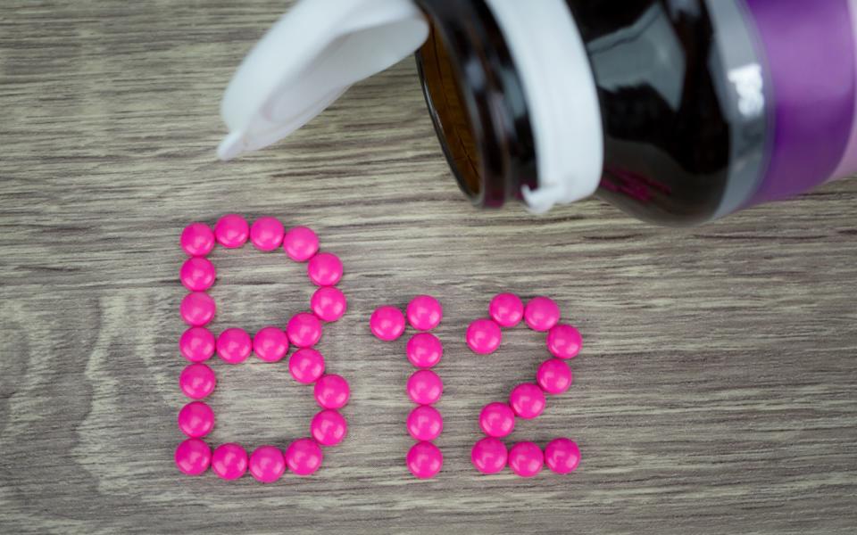 Eine Unterversorgung mit Vitamin B12 zeigt sich meist durch Blutarmut. Für Menschen, die sich ausschließlich vegan ernähren, empfiehlt sich die frühzeitige Einname von Vitamin-B12-Tabletten - denn einige neurologische Mangelsymptome sind irreversibel. Auch Müdigkeit, Konzentrationsschwäche, Haarausfall und Depressionen können Symptome für einen Mangel sein. (Bild: iSock / NatchaS)