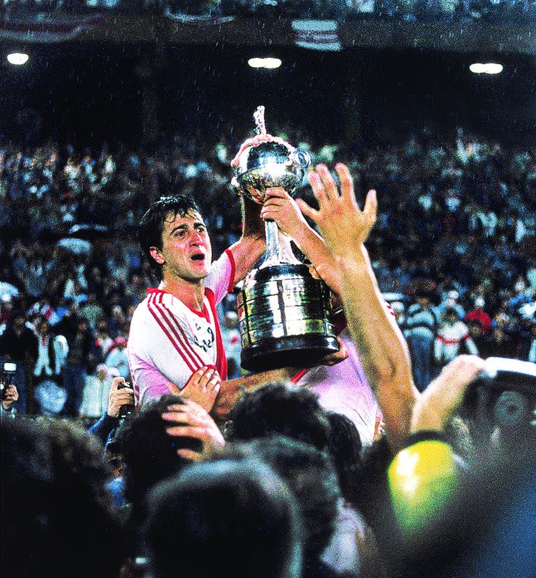 Beto Alonso sostiene la Copa Libertadores de 1986