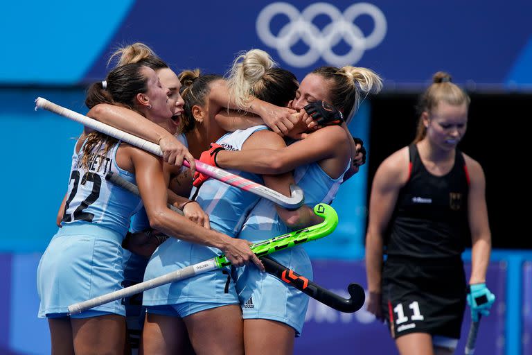 Agustina Albertario festeja luego de convertir uno de los goles del inolvidable 3-0 sobre Alemania para pasar a las semifinales