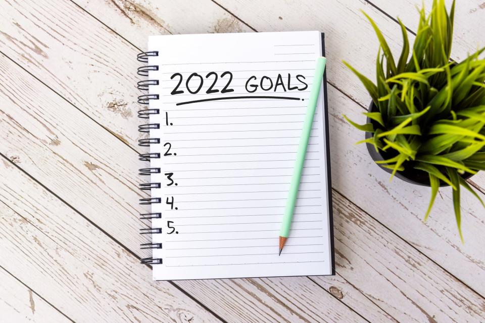 2022 Goals text on note pad