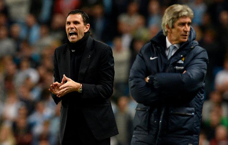 Sunderland manager Gus Poyet (L) reacts as Manchester City manager Manuel Pellegrini looks on during their 2-2 English Premier League draw at the Etihad Stadium on April 16, 2014
