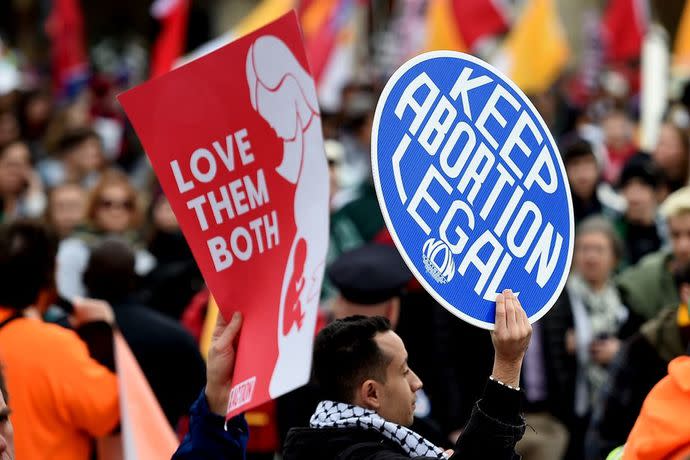 路州墮胎法案將是新上任的多數保守派最高法院的首次挑戰。圖為墮胎正反兩方在今年1月集結於首都華盛頓的遊行。（photo from AFP via Getty Image）