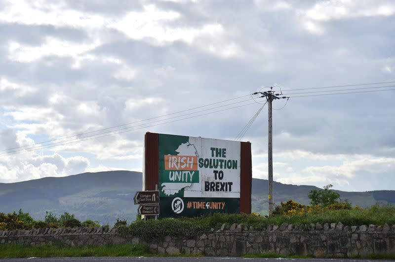 FOTO DE ARCHIVO. Un cartel se ve en la frontera entre Irlanda del Norte e Irlanda, en Jonesborough, Irlanda del Norte
