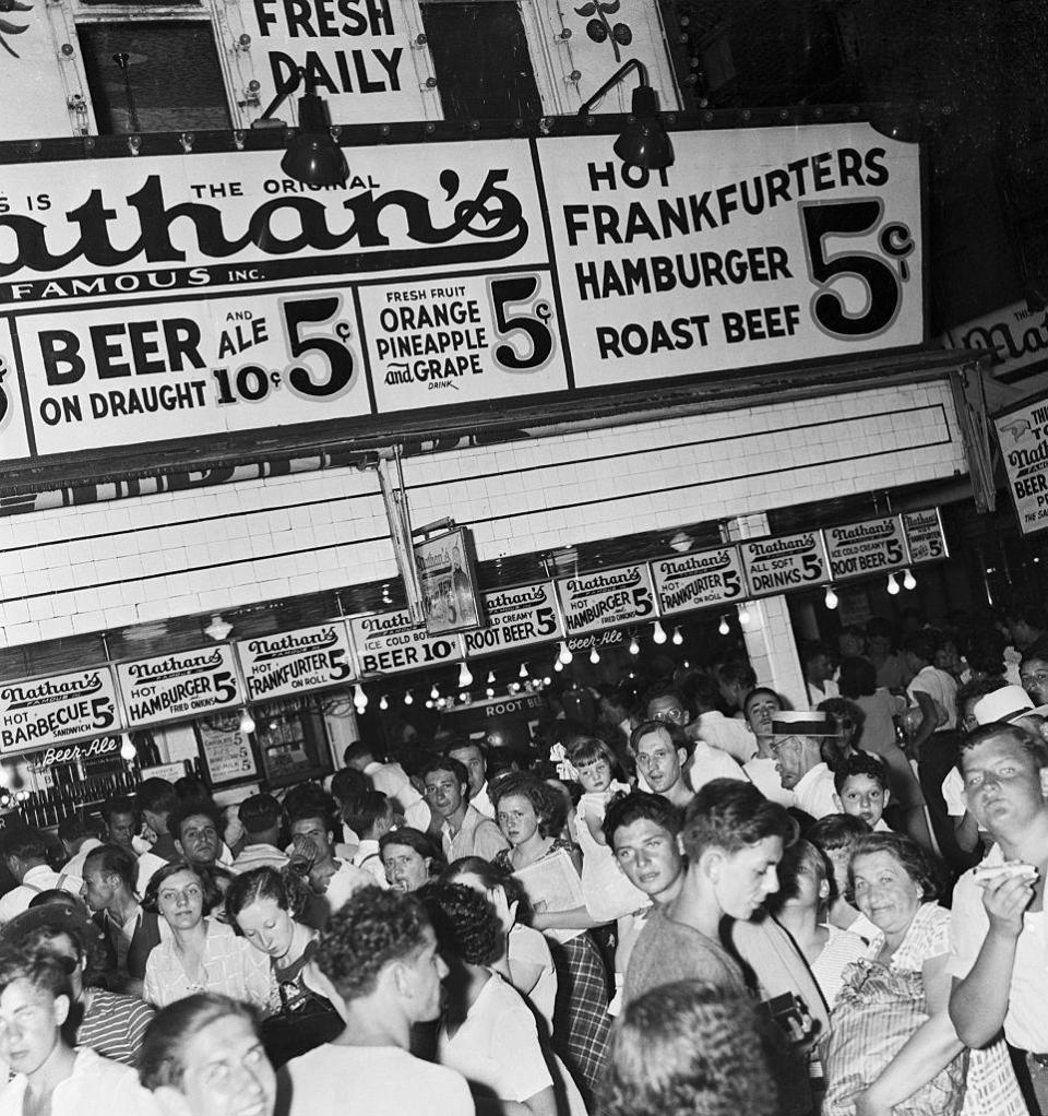 Una multitud en un popular restaurante de hot dogs en Nueva York en 1936.
