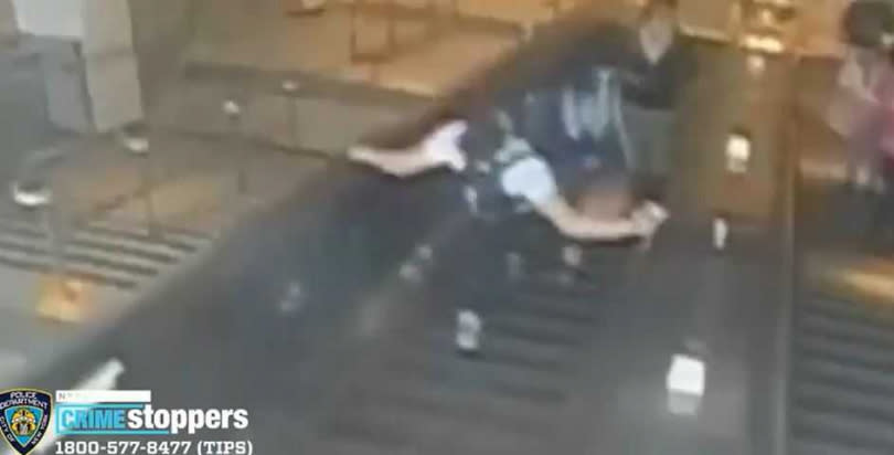 男子轉身一腳將該名女子踹下電扶梯後離去。（圖／翻攝自NYPDnews Twitter）