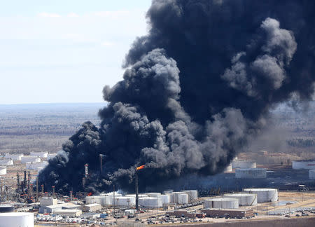 Dark smoke rises from Husky Energy oil refinery following an explosion in Superior, Wisconsin, U.S., April 26, 2018. REUTERS/Robert King/Duluth News Tribune