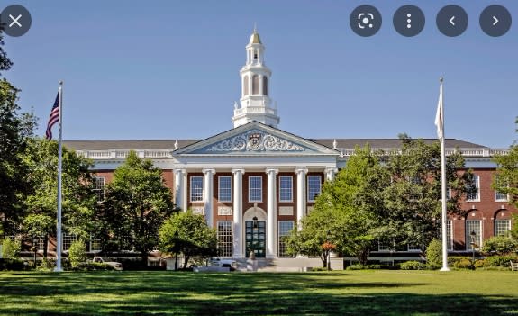 哈佛大學遭亞裔團體控告錄取時納入種族因素是歧視，最高法院判決哈佛大學敗訴，圖為哈佛大學商學院。   圖 : 翻攝自ananedu.com