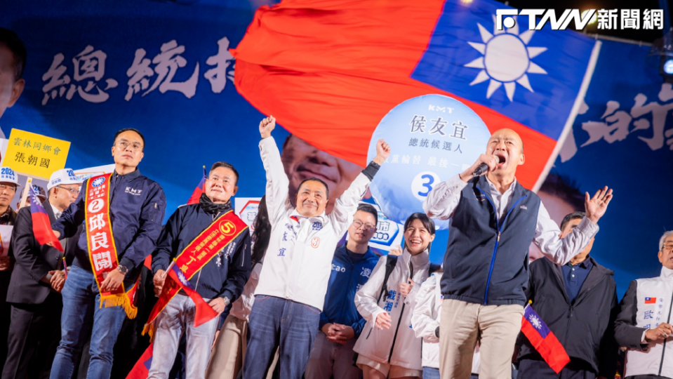 韓國瑜（右）周二出席國民黨「團結拚輪替 台灣再出發」雲林造勢晚會，懇託雲林鄉親力挺嘉義子弟侯友宜（中）。（圖／侯友宜 臉書粉專）