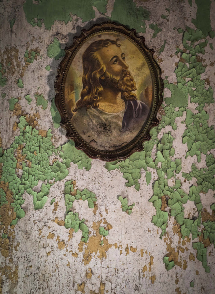 Reconstruyendo la historia. Esta imagen de Jesús que todavía sigue colgada en la pared, sugiere que la antigua ocupante era una persona religiosa.