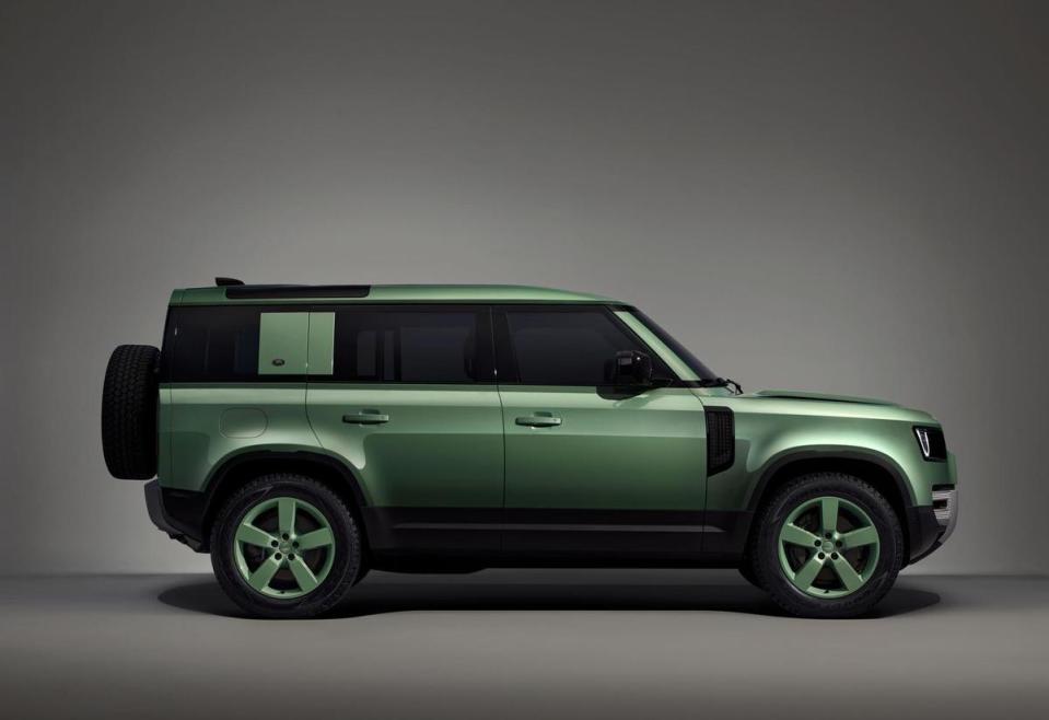  The New Defender 75th Limited Edition 提供 90 與 110 兩種車型，台灣市場預計限量導入各 75 輛。