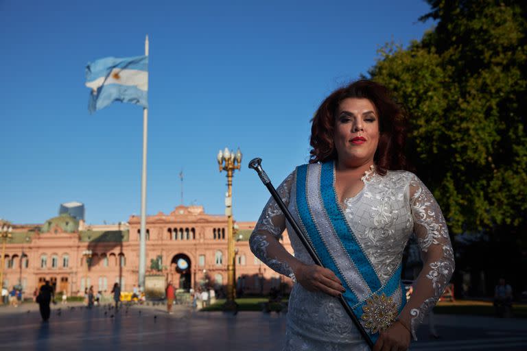 "Yo vengo de una familia muy politizada. Mi papá era de ultraderecha y peronista", confiesa Costa en plena Plaza de Mayo