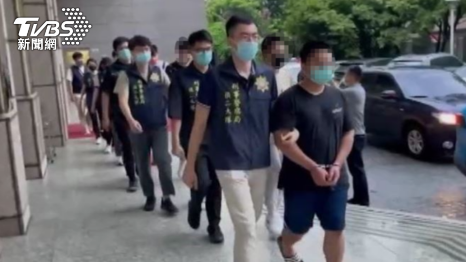 詐騙集團8名嫌犯全被逮捕移送。（圖／TVBS）