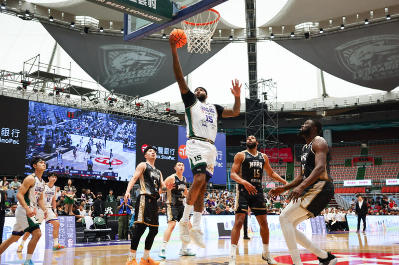 前NBA球星卡森斯返台首秀　半場轟20分 前美國職籃（NBA）球星卡森斯（DeMarcus Cousins） （持球者）再度來台，20日為重披台灣職籃T1聯盟台 啤永豐雲豹戰袍首戰，在桃園主場迎戰台北戰神隊， 上半場結束為隊攻下20分。 中央社記者王騰毅攝  113年4月20日 