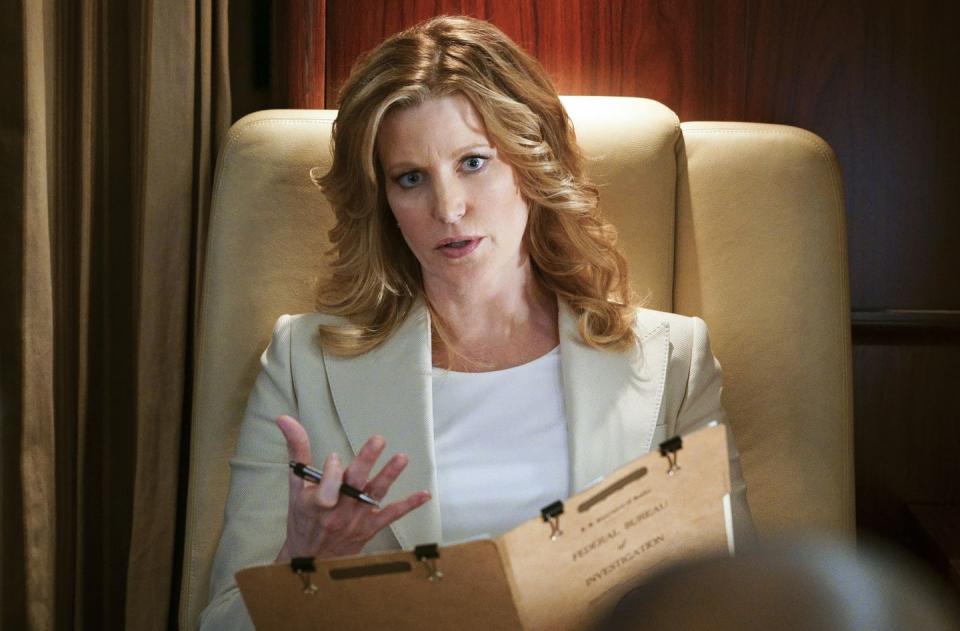 26) Anna Gunn