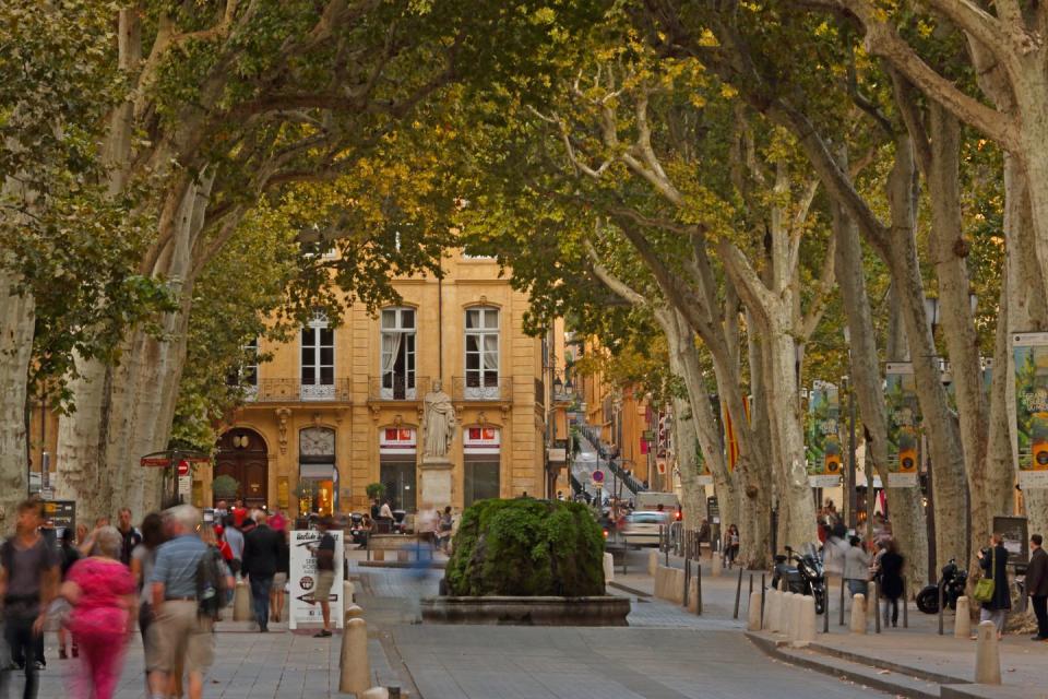 2) Aix-en-Provence