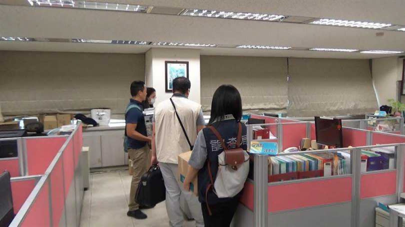 嘉義市調查站人員到中華電信嘉義營運處搜索。（圖／嘉義地檢署提供）