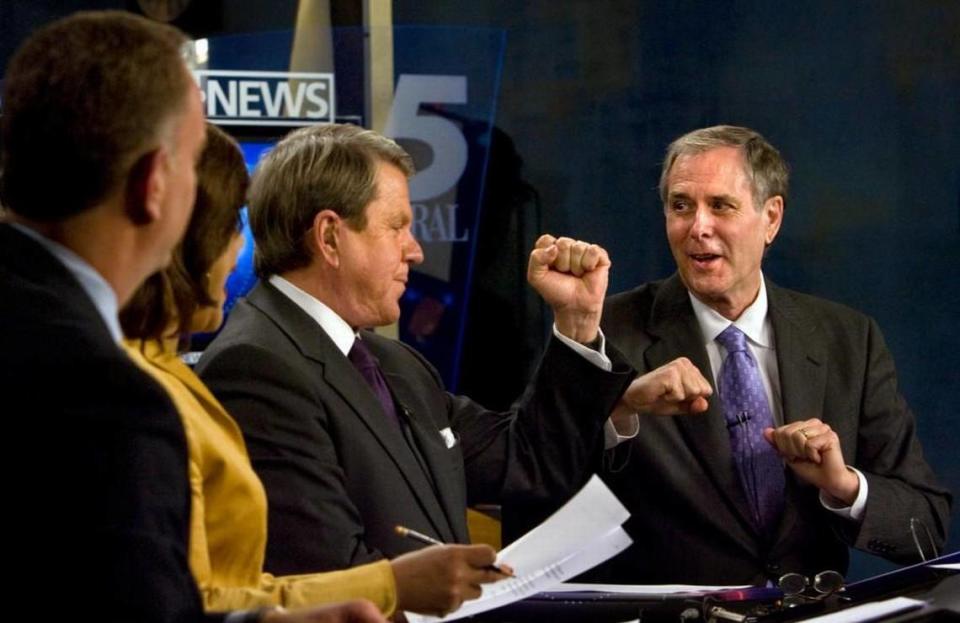 WRAL Channel 5 news anchor David Crabtree, center, “elbow bumps” sports anchor Tom Suiter, right, on Suiter’s last night as a full-time anchor in on Dec. 12, 2008. WRAL announced Wednesday, Sept. 20, 2017 that Crabtree will retire in late 2018.