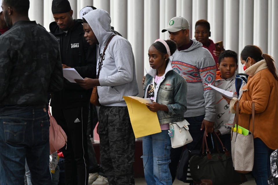 Migrantes haitianos realizando trámites migratorios en Tijuana, Baja California. (Carlos Moreno/NurPhoto via Getty Images)