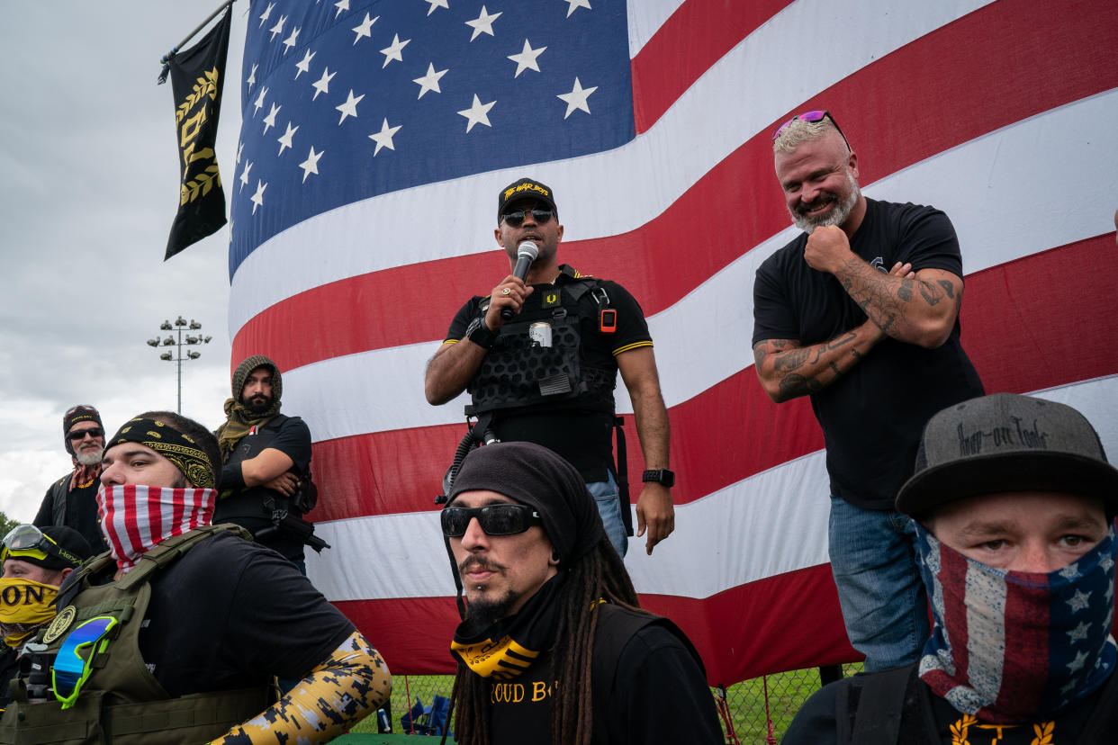 Enrique Tarrio, presidente de Proud Boys, habla en un mitin en Delta Park en Portland, Oregon, el 26 de septiembre de 2020. (Diana Zeyneb Alhindawi/The New York Times).