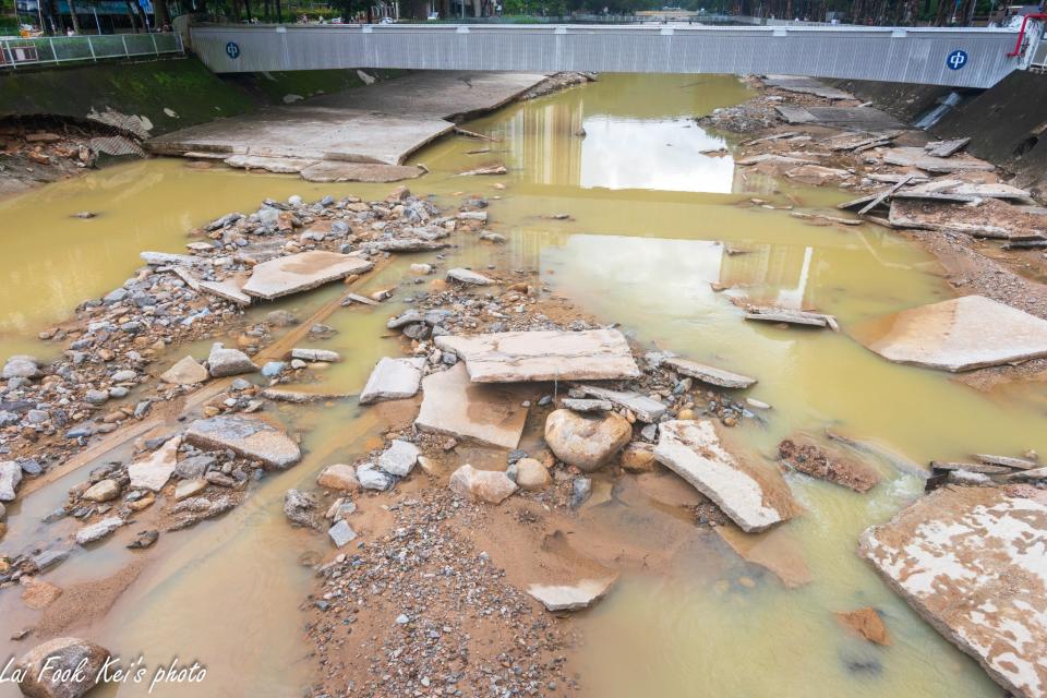 大圍明渠在雨災後遺下大量石屎碎片。   （攝影愛好者 Fook Kei Lai 提供圖片）