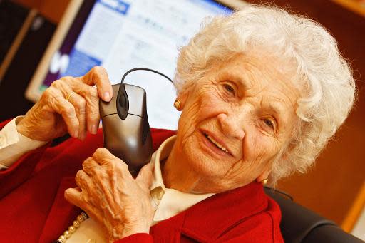 Irmgard Palusinski, de 99 años, posa con un ratón frente a su ordenador el 23 de abril de 2010 en Hamburgo (Alemania) (Ddp/AFP/Archivos | Philipp Guelland)