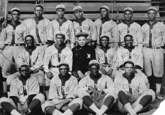 Tenny Blount, center, in dark jacket, with the 1920 Detroit Stars.