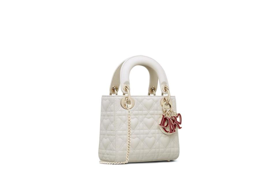 Lady Dior mini白色愛心籐格紋小羊皮鍊帶提包與愛心琺琅吊飾。NT$135,000