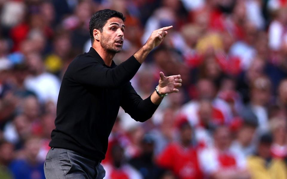 Mikel Arteta pointing instructions to his players from the sidelines