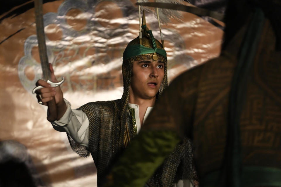 Actores interpretan una obra tradicional, llamada Tazieh, sobre la Batalla de Kerbala (en el Irak actual) en el siglo VII, en la que, según la tradición chií, murieron el imán Hussein -- nieto del profeta Mahoma -- y 72 de sus acompañantes, en Teherán, Irán, el 15 de julio de 2024. (AP Foto/Vahid Salemi)