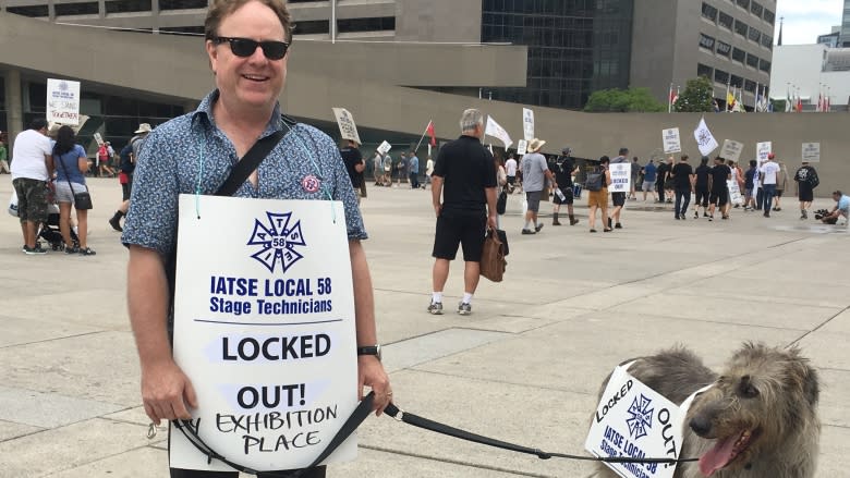 Locked out stagehands rally at city hall, other unions show support