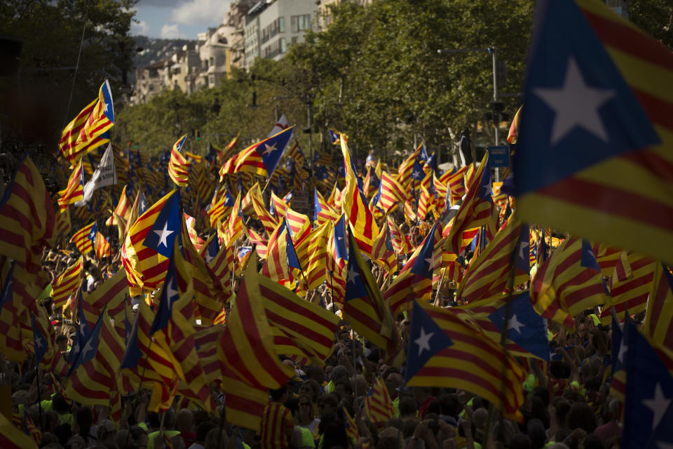 Catalanes con banderas independentistas conocidas como esteladas, durante el Día de Cataluña en Barcelona, el lunes 11 de septiembre de 2017. (AP Foto/Francisco Seco)