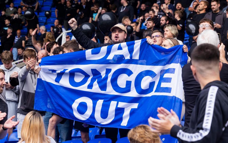 Reading fans protest against Dai Yongge