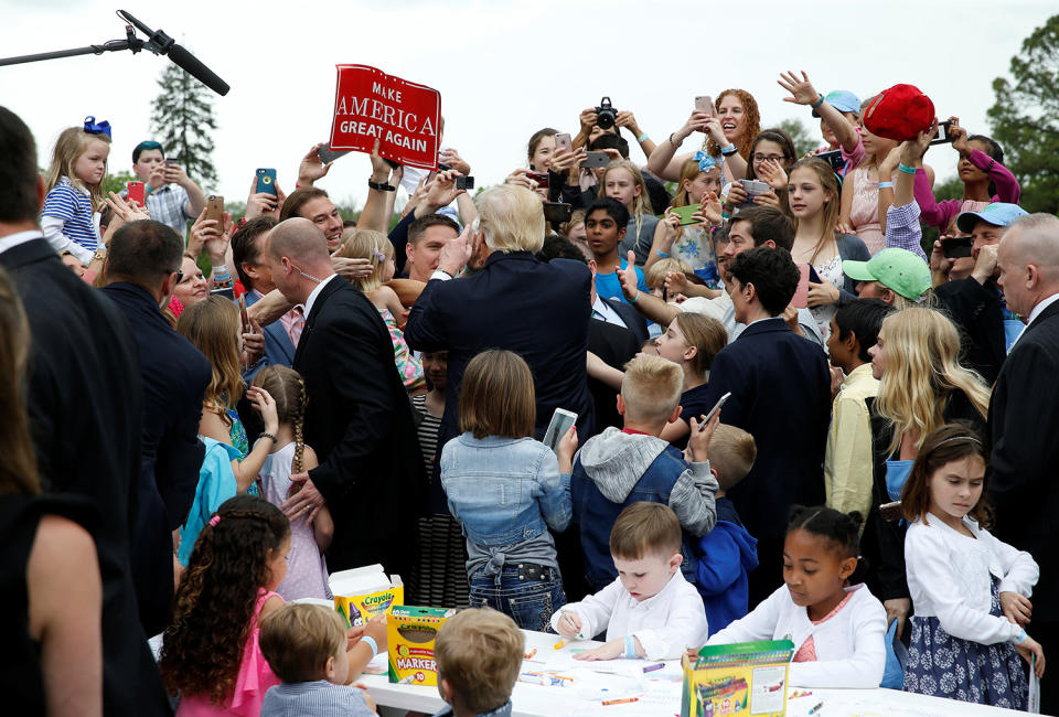 <p>Los niños que asistieron a la celebración, algunos con la famosa gorra roja con el lema de la campaña de Trump “Make America Great Again” (“Haz a EEUU grande de nuevo”). (Photo: Joshua Roberts/Reuters) </p>