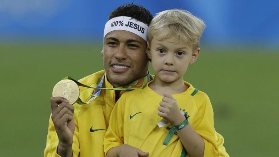 Neymar y su hijo. | Foto: AP